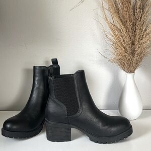Woman’s Heeled Black Boots